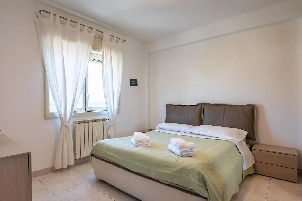 Lovely Flat With Balcony And Private Parking Ачи Костелло